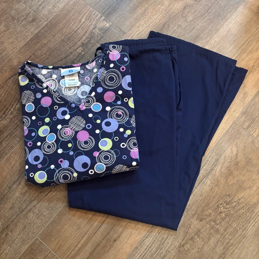 SB Scrubs Navy Short Sleeve Top with Multicolor Circle Print